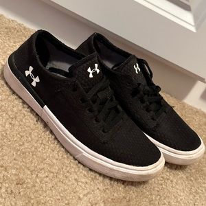 Under Armour boys size 1 lightweight shoe